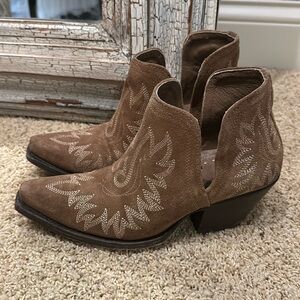 Ariat Dixon boots.